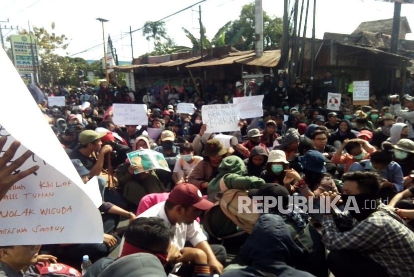 Gejayan Memanggil 2. Aliansi Mahasiswa Bergerak menggelar aksi di Gejayan, Yogyakarta, Senin (30/9/2019)