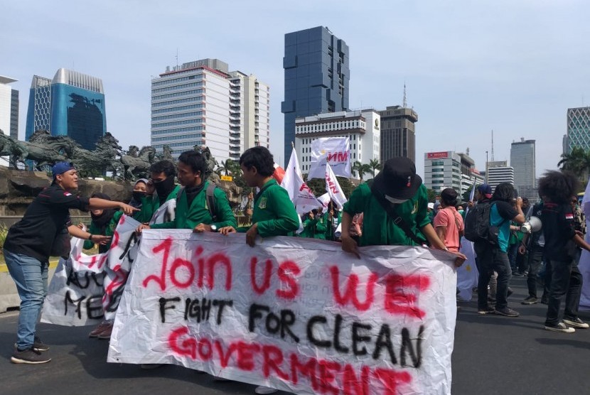 Mahasiswa terus berdatangan di kawasan patung kuda, Jakarta Pusat, Senin (30/9).