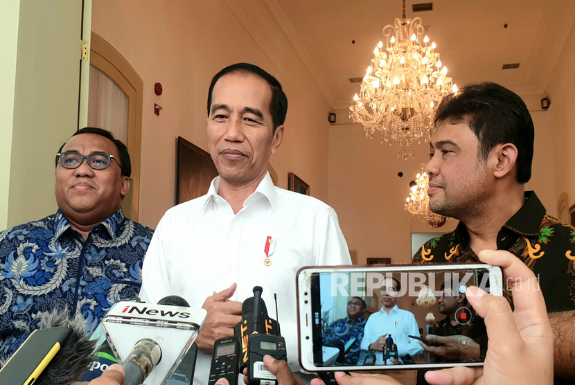 Presiden Joko Widodo (tengah) didampingi Presiden Konfederasi Serikat Pekerja Seluruh Indonesia (KSPSI) Andi Gani Nuwa Wea (kiri) dan Presiden Konfederasi Serikat Pekerja Indonesia (KSPI) Said Iqbal. (ilustrasi)