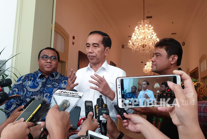 Presiden Joko Widodo (tengah) didampingi Presiden Konfederasi Serikat Pekerja Seluruh Indonesia (KSPSI) Andi Gani Nuwa Wea (kiri) dan Presiden Konfederasi Serikat Pekerja Indonesia (KSPI) Said Iqbal memberikan keterangan kepada wartawan usai melakukan pertemuan di Istana Bogor, Jawa Barat, Senin (30/9/). Pada hari ini, keduanya kembali dipanggil Jokowi ke istana jelang pengesahan RUU Cipta Kerja oleh DPR. (ilustrasi)