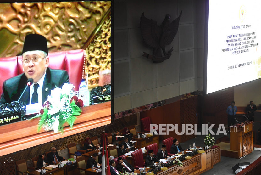 Ketua DPR Bambang Soesatyo (tengah) menyampaikan pidato dalam Sidang Paripurna terakhir DPR periode 2014-2019 di Kompleks Parlemen, Senayan, Jakarta, Senin (30/9/2019). 