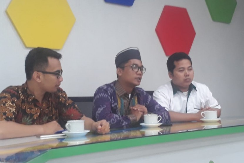 Ketua Umum Pimpinan Pusat Ikatan Pelajar Nahdlatul Ulama (IPNU), Aswandi Jailani (tengah) saat menyampaikan pernyataan sikap terkait aksi demontrasi para pelajar dan mahasiswa di Jakarta, Senin (30/9).
