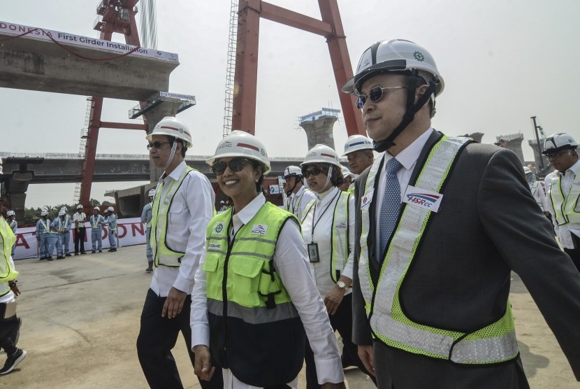 Menteri BUMN Rini Soemarno (tengah) bersama Duta Besar Tiongkok untuk Indonesia Xiao Qian (kanan) dan Dirut PT Kereta Cepat Indonesia-China (KCIC) Chandra Dwiputra (kiri) meninjau pemasangan girder pertama di Casting Yard 1 KM 26 Tol Jakarta-Cikampek, Cikarang Utama, Kabupaten Bekasi, Jawa Barat, Senin (30/9/2019).