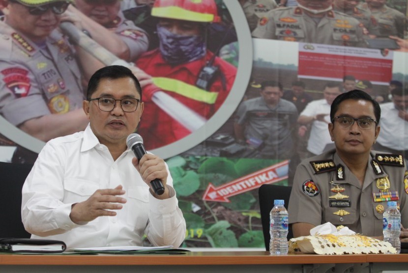 Sekretaris Jenderal Pengurus Pusat Persatuan Bulu Tangkis Seluruh Indonesia (Sekjen PP PBSI) Muhammad Fadil Imran (kiri).