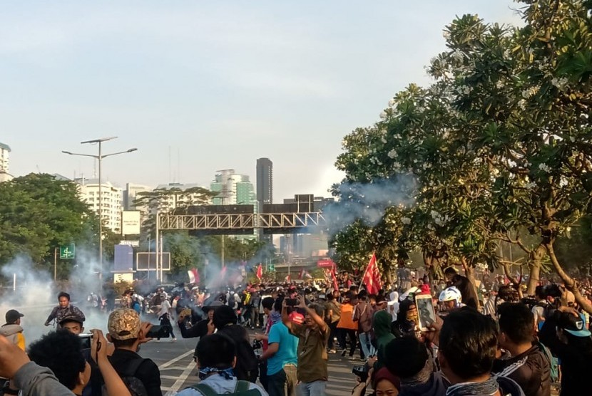 Massa aksi yang membludak mulai menutupi jalan tol yang  berada di depan Gedung DPR RI, Senayan, Jakarta, Senin (30/9).