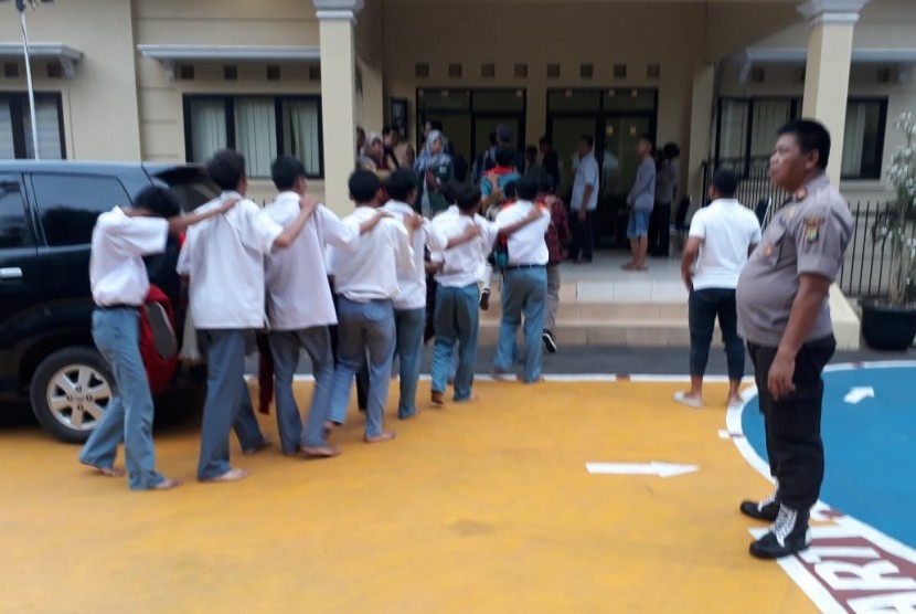 DEPOK--Sebanyak 175 pelajar SMA dan SMK diamankan aparat kepolisian Polresta Depok saat hendak berangkat ikutan demonstrasi ke Gedung DPR/MPR Jakarta. Para pelajar tersebut diamankan disejumlah kawasan, seperti di kawasan Limo, Parung dan Jalan Raya Bogor, Cimanggis, Kota Depok.