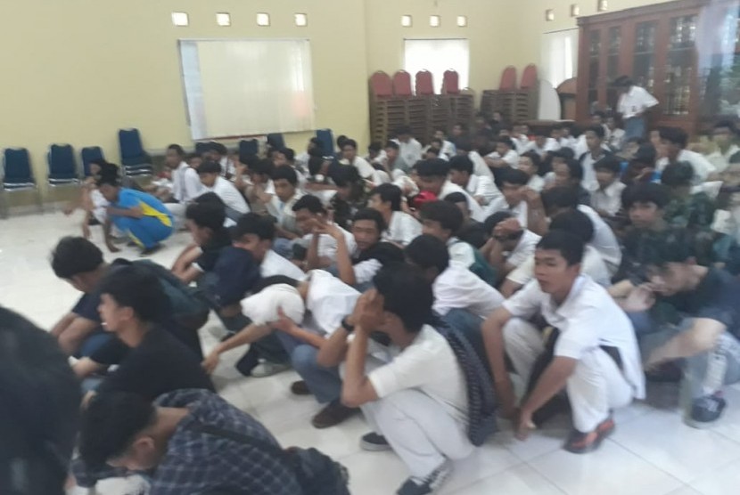DEPOK--Sebanyak 175 pelajar SMA dan SMK diamankan aparat kepolisian Polresta Depok saat hendak berangkat ikutan demonstrasi ke Gedung DPR/MPR Jakarta. Para pelajar tersebut diamankan disejumlah kawasan, seperti di kawasan Limo, Parung dan Jalan Raya Bogor, Cimanggis, Kota Depok.