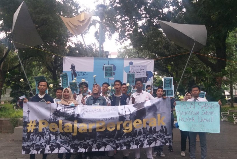 Sejumlah pelajar Jakarta menyerukan aksi solidaritas kepada teman-teman pelajar se-Jakarta terkait aksi demonstrasi beberapa waktu lalu, di Taman Suropati, Jakarta Pusat, Senin (30/9).