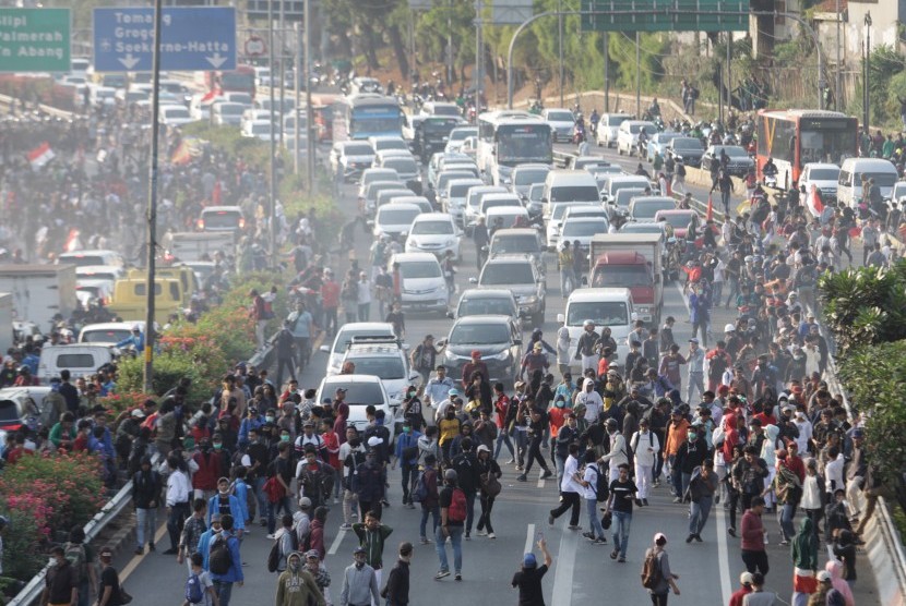 Ribuan mahasiswa dan buruh memasuki Jalan Tol di depan Komplek Parlemen, Jakarta, Senin (30/9/2019).