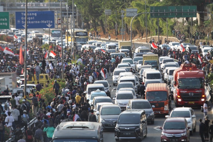 Ribuan mahasiswa dan buruh memasuki Jalan Tol di depan Komplek Parlemen, Jakarta, Senin (30/9/2019).