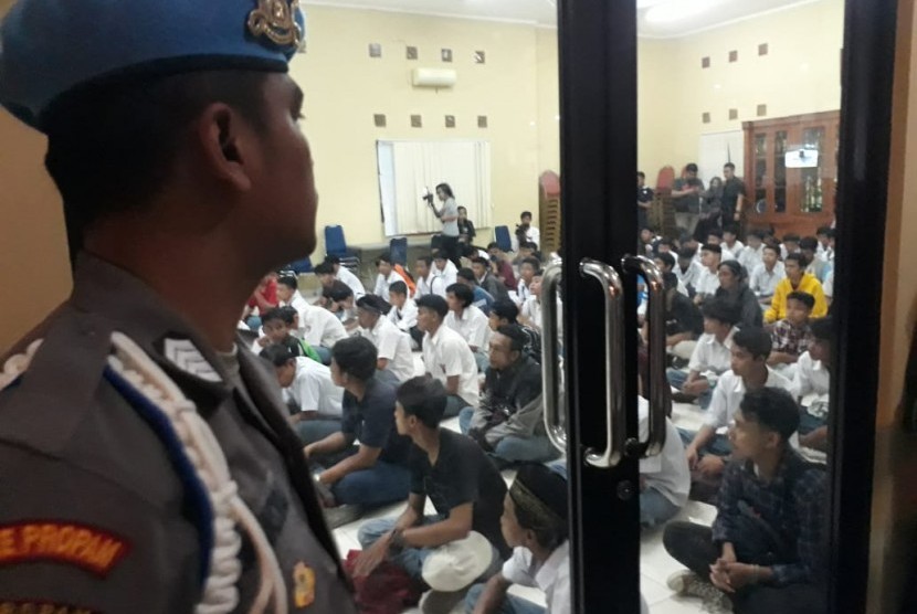 Ratusan pelajar di Kota Depok yang diamankan hendak ikut demo sedang mendapat pengarahan Kapolresta Depok, AKBP Azis Andriansyah di Mapolresta Depok, Senin (30/9).