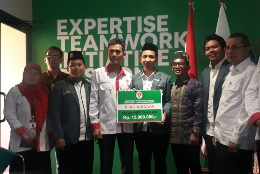 Kader muda Ikatan Pelajar Nahdlatul Ulama (IPNU) Wonosobo, Ravi Ramadhani saat mendapatkan Anugerah Pemuda Hebat dari Kemenpora di Jakarta, Senin (30/9). 