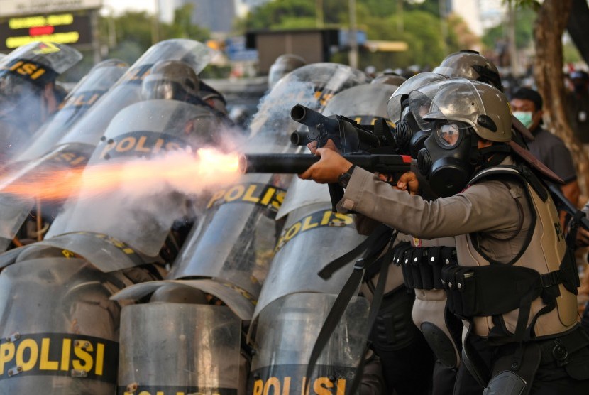 Polisi menembakkan pelontar gas air mata ke demonstran (ilustrasi).