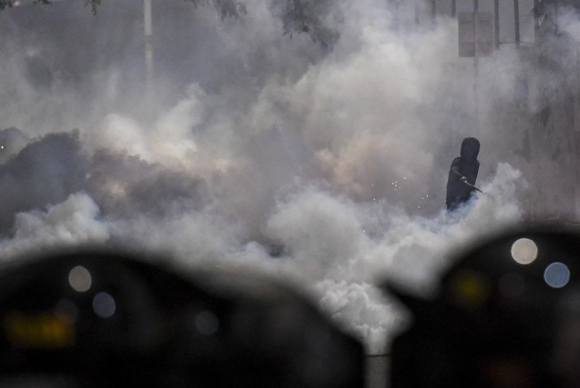 Polisi membubarkan aksi unjuk rasa pelajar dan mahasiswa dengan melepaskan gas air mata di belakang gedung MPR/DPR, Jalan Tentara Pelajar, Jakarta, Senin (30/9/2019).