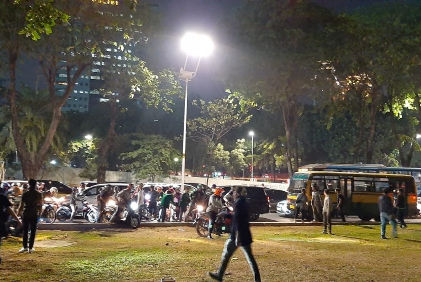Massa demonstrasi yang dipukul mundur aparat keamanan sempat memadati jalan di bawah jalan layang Semanggi, Jakarta, sebelum berpencar, Senin (30/9). 