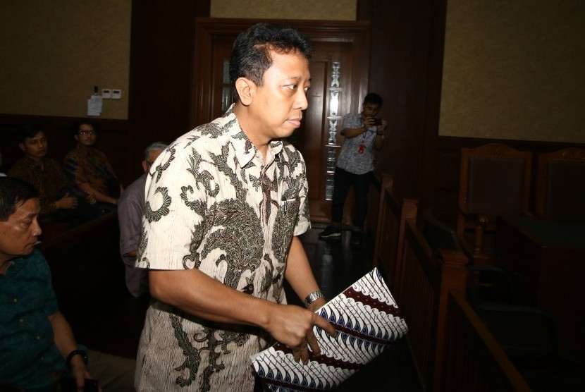 Terdakwa kasus dugaan suap jual beli jabatan di lingkungan Kementerian Agama yang juga mantan Ketua Umum PPP Romahurmuziy bersiap menjalani sidang lanjutan di Pengadilan Tipikor, Jakarta, Senin (30/9/2019). 