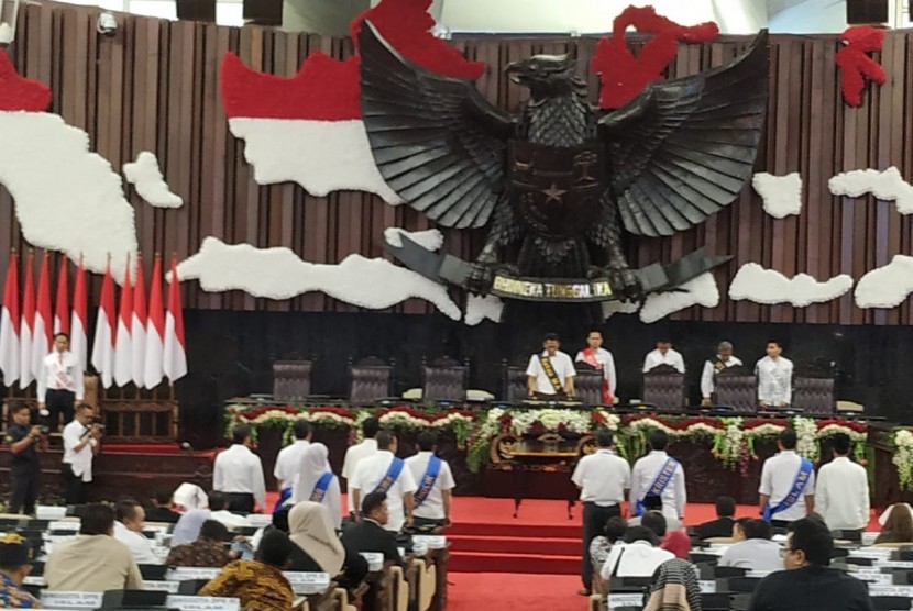 Suasana Gedung DPR jelang pengambilan sumpah anggota DPR terpilih 2019-2024 di Kompleks Parlemen, Senayan, Jakarta, Senin (30/9).