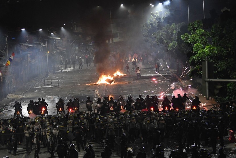 Polisi melakukan barikade saat menghalau massa pengunjuk rasa di Jalan Pejompongan Raya, Jakarta Pusat, Senin (30/9/2019) malam.