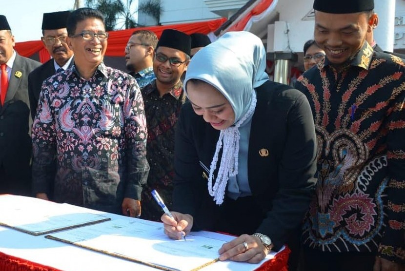 Bupati Karawang Cellica Nurrachadiana bersama Ketua KPU Karawang Miftah Farid dan jajaran lainnya, saat menandatangani naskah perjanjian hibah daerah (NPHD) untuk Pilkada 2020 mendatang, Selasa (1/10).