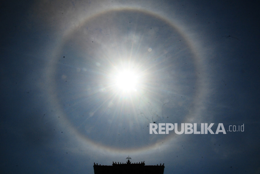 Fenomena Halo Matahari berbentuk cincin terlihat di atas langit dikawasan Masjid Menara Kudus, Jawa Tengah, Selasa (1/10/2019).