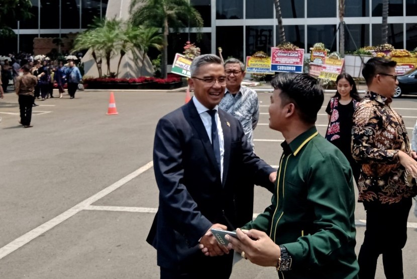 Pembawa acara, Muhammad Farhan yang terpilih sebagai anggota DPR periode 2019-2024, usai menghadiri acara pelantikan di Gedung DPR, Senayan, Jakarta, Selasa (1/10).