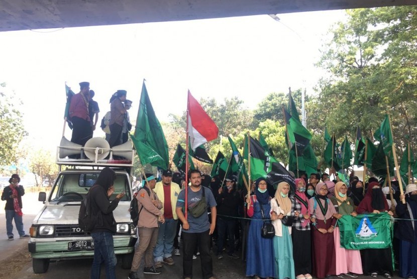 Himpunan Mahasiswa Islam (HMI) datang ke Jalan Gatot Subroto, Jakarta Pusat pada Selasa (1/10) pada pukul 14.30 WIB untuk melakukan unjuk rasa.