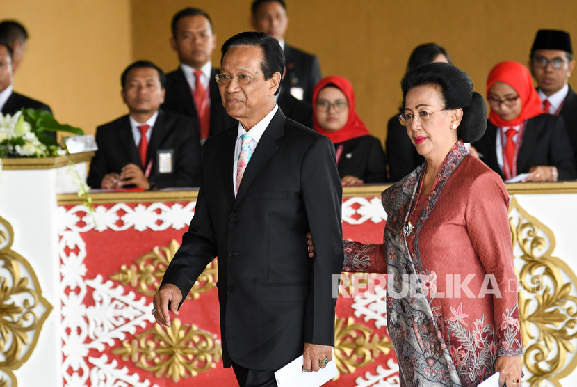 Gubernur DI Yogyakarta Sri Sultan Hamengkubuwana (kiri) bersama istri Kanjeng Ratu Hemas 