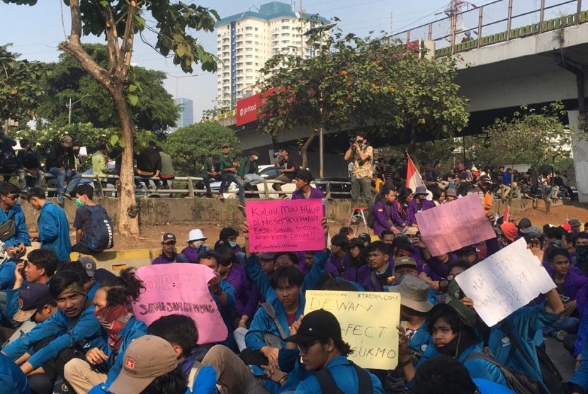 Berbagai macam ekspresi massa mahasiswa melakukan unjuk rasa di jalan Gatot Subroto, Jakarta Pusat pada Selasa (1/10). 