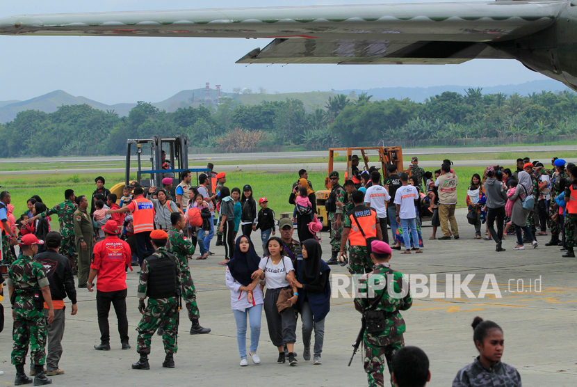 Warga Wamena yang diangkut menggunakan pesawat Hercules milik TNI AU tiba di Sentani, Jayapura, Papua, Selasa (1/10/2019). 