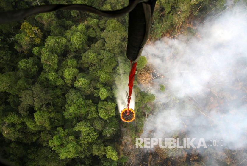 Helikopter milik Badan Nasional Penanggulangan Bencana (BNPB) melakukan water bombing pada kebakaran hutan di kawasan Kereng Bangkirai, Taman Nasional Sebangau, Palangkaraya, Kalimantan Tengah, Selasa (1/10/2019).