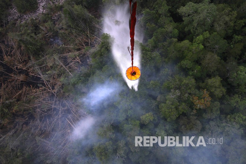 Ilustrasi water bombing. Pemerintah Provinsi Riau meminta bantuan ke pemerintah pusat untuk mengerahkan helikopter dan menerapkan teknologi modifikasi cuaca (TMC) guna mencegah kebakaran hutan dan lahan (karhutla) di wilayahnya.
