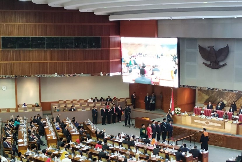 Suasana pelantikan pimpinan DPR periode 2019-2024 di Kompleks Parlemen Senayan, Jakarta, Selasa (1/10).