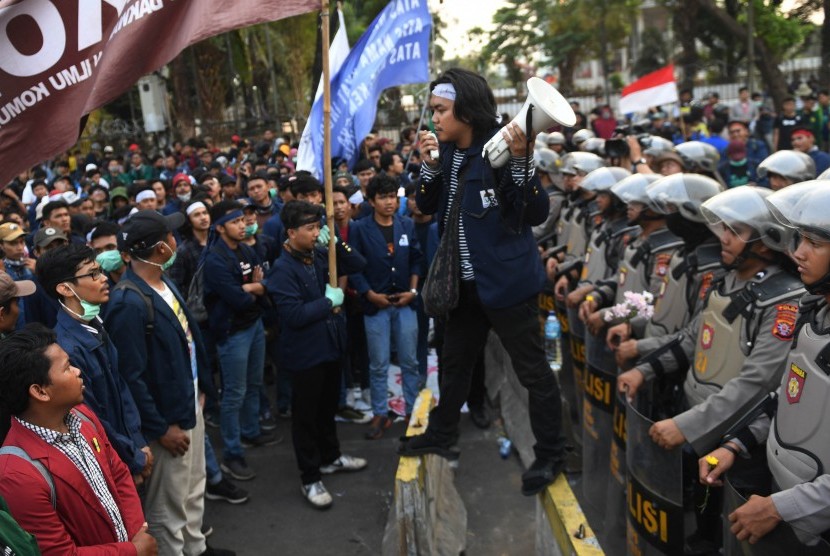 Sejumlah mahasiswa menggelar aksi unjuk rasa di sekitaran Kompleks Parlemen, Senayan, Jakarta, Selasa (1/10/2019).