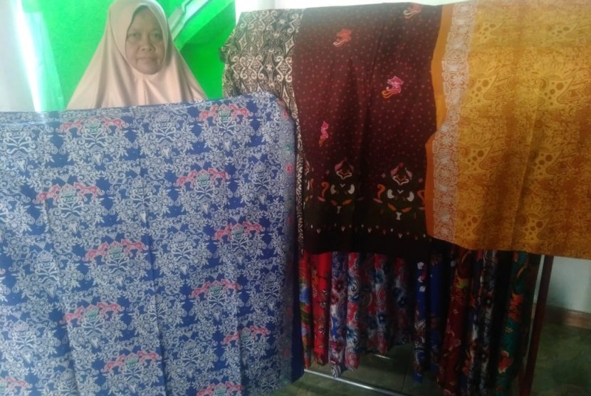 Ibu Popon pemilik pusat penjualan batik Dakor khas Kuningan memperlihatkan beberapa motif batik Dakor.