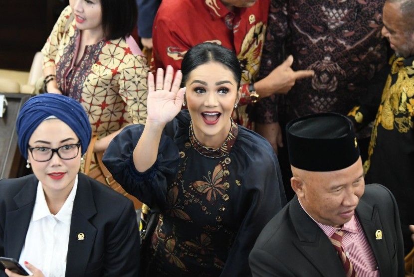 Anggota DPR yang juga artis Krisdayanti melambaikan tangan usai mengikuti Sidang Paripurna MPR ke-2 di Ruang Rapat Paripurna, Kompleks Parlemen, Senayan, Jakarta, Rabu (2/10/2019).