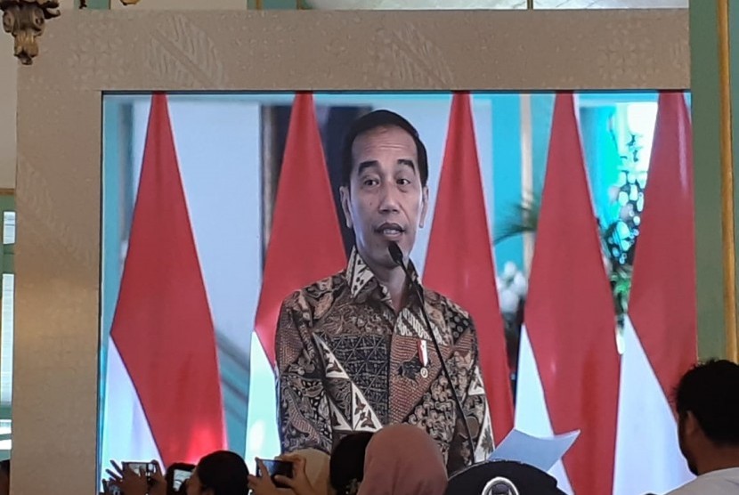 Presiden Joko Widodo saat memberikan sambutan di acara peringatan Hari Batik Nasional 2019 bertajuk Membatik untuk Negeri di Pura Mangkunegaran, Solo, Rabu (2/10). 