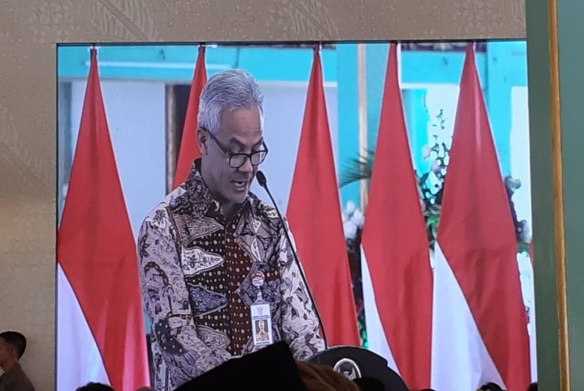 Gubernur Jawa Tengah Ganjar Pranowo saat memberikan sambutan di acara peringatan Hari Batik Nasional 2019 bertajuk Membatik untuk Negeri di Pura Mangkunegaran, Solo, Rabu (2/10). 