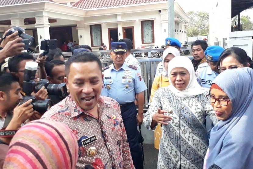 Gubernur Jawa Timur (Jatim), Khofifah Indar Parawansa menyambut kedatangan penyintas kerusuhan Wamena di Lanud Abd Saleh, Malang, Rabu (2/10).