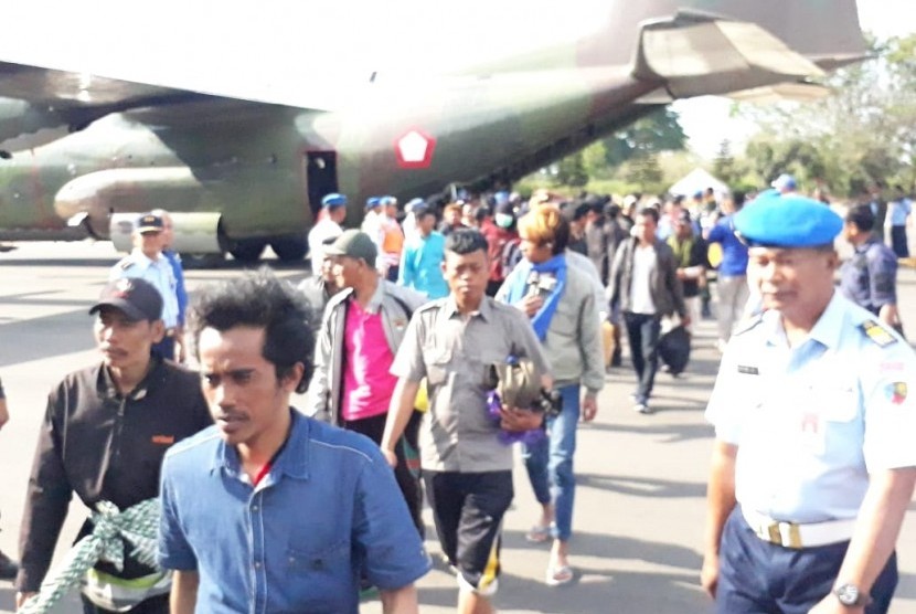 Ratusan penyintas kerusuhan Wamena mendarat di Lanud Abd Saleh, Malang, Rabu (2/10).