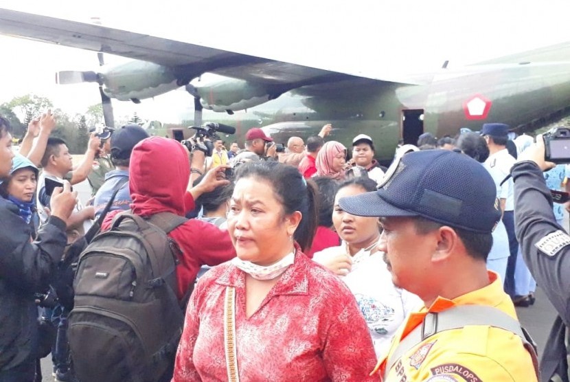 Ratusan penyintas kerusuhan Wamena mendarat di Lanud Abd Saleh, Malang, Rabu (2/10).