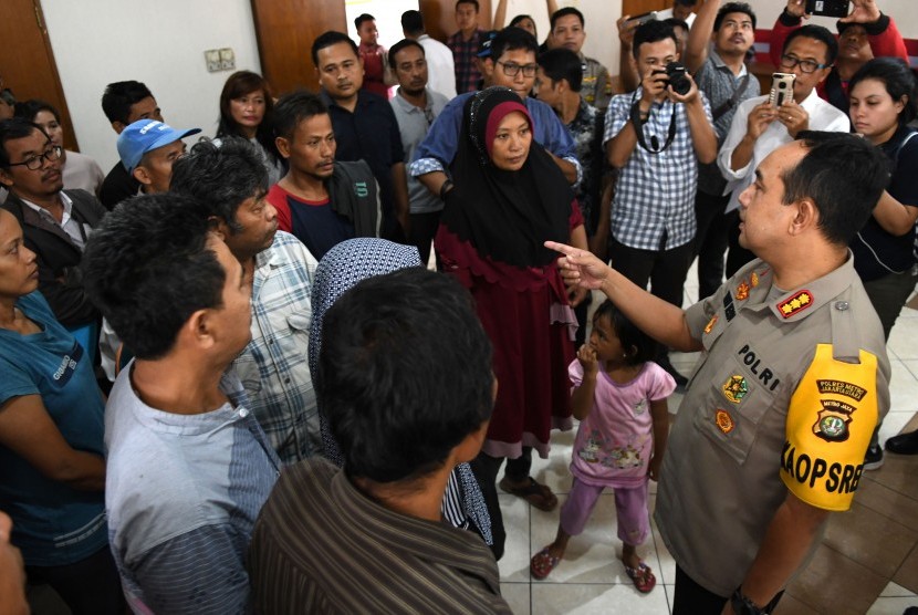 Kapolres Metro Jakarta Utara Kombes Pol Budhi Herdi (kanan) memberikan arahan kepada para orang tua sebelum memulangkan anak-anak yang terjaring dalam razia pencegahan keterlibatan pelajar dalam aksi unjuk rasa di Mapolres Jakarta Utara, Jakarta, Rabu (2/10/2019).