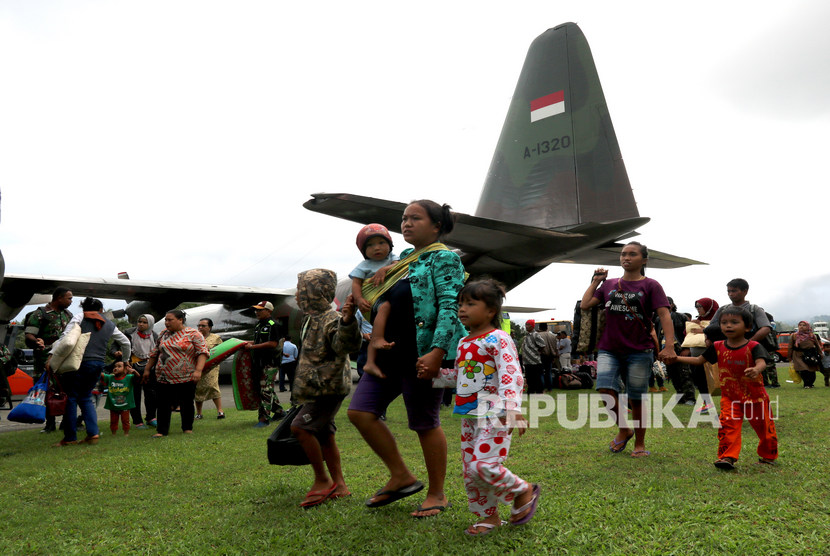 Pengungsi asal Wamena, Papua yang diangkut menggunakan pesawat Hercules tiba di Lanud Pattimura, Ambon, Maluku, Rabu (2/10/2019).