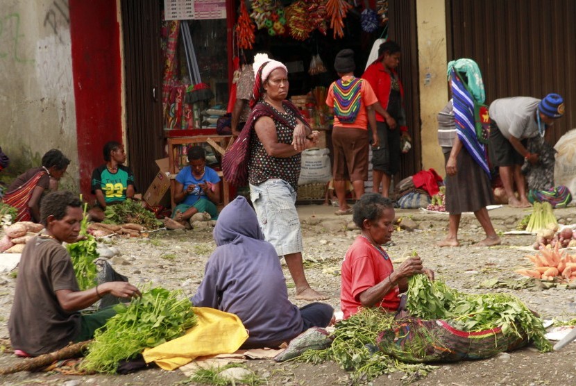 Sejumlah pedagang berjualan di Pasar Sinakma, Wamena, Papua, Rabu (2/10/2019).