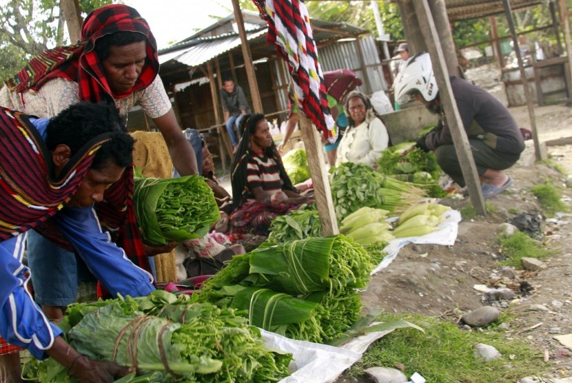Sejumlah pedagang berjualan di Pasar Sinakma, Wamena, Papua, Rabu (2/10/2019).