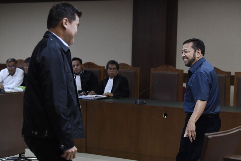 Terpidana kasus korupsi proyek KTP Elektronik Setya Novanto (kanan) dan Andi Narogong (kiri) bersaksi pada sidang lanjutan kasus serupa dengan terdakwa Markus Nari di Pengadilan Tipikor, Jakarta, Rabu (2/10/2019).