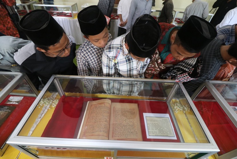 Sejumlah santri mengamati kitab kuno pada pameran Kesejarahan di Pondok Pesantren Lirboyo, Kota Kediri, Jawa Timur, Rabu (2/10/2019).