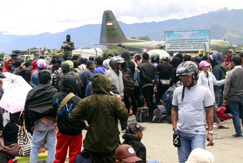 Prajurit TNI mendata warga yang akan meninggalkan Wamena menggunakan pesawat Hercules milik TNI AU di Bandara Wamena, Jayawijaya, Papua, Selasa (1/10/2019).