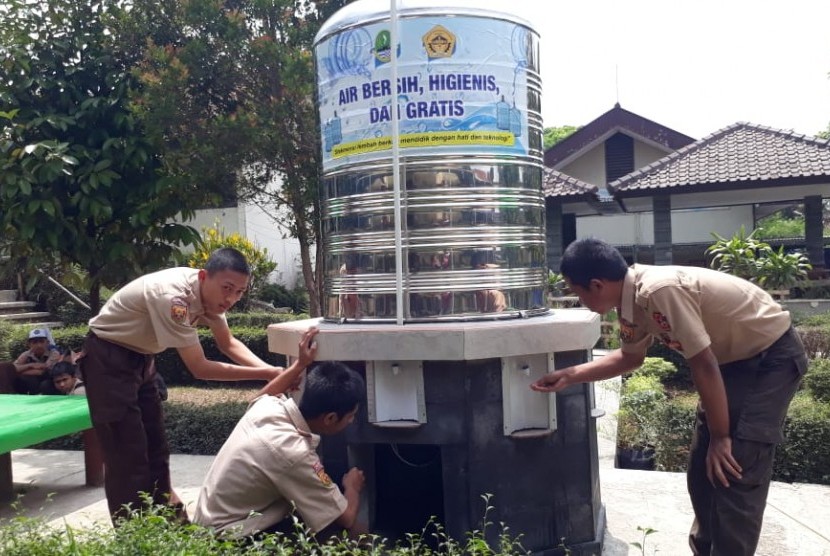 Pelajar SMK Negeri 1 Kota Sukabumi merancang mesin pengolah air minum tanpa dimasak dan kini digunakan oleh 2 ribuan pelajar, Kamis (3/10).