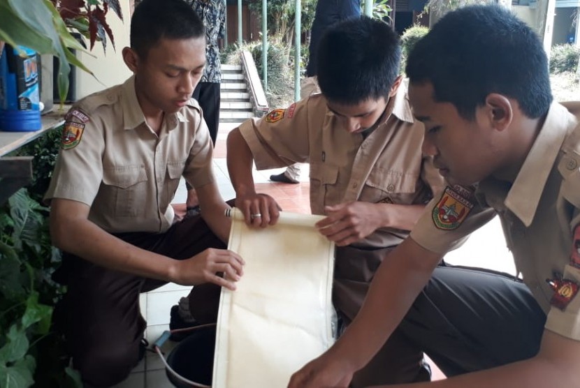 Pelajar SMK Negeri 1 Kota Sukabumi merancang mesin pengolah air minum tanpa dimasak dan kini digunakan oleh 2 ribuan pelajar, Kamis (3/10).