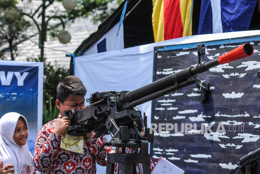 Siswa mencoba membidik sasaran dengan senapan mesin berat DShK-38 saat Pameran Alutsista TNI di Alun-alun Rangkasbitung, Lebak, Banten, Kamis (3/10/2019). P